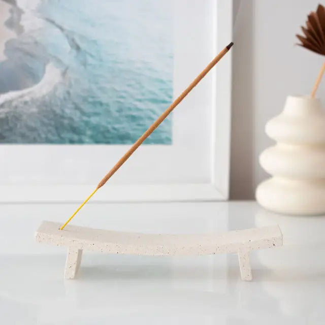 Moderner, minimalistischer Räucherstäbchenhalter in Creme