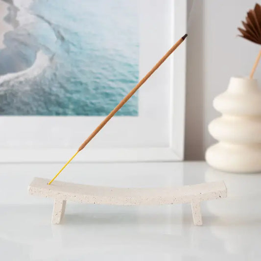 Moderner, minimalistischer Räucherstäbchenhalter in Creme